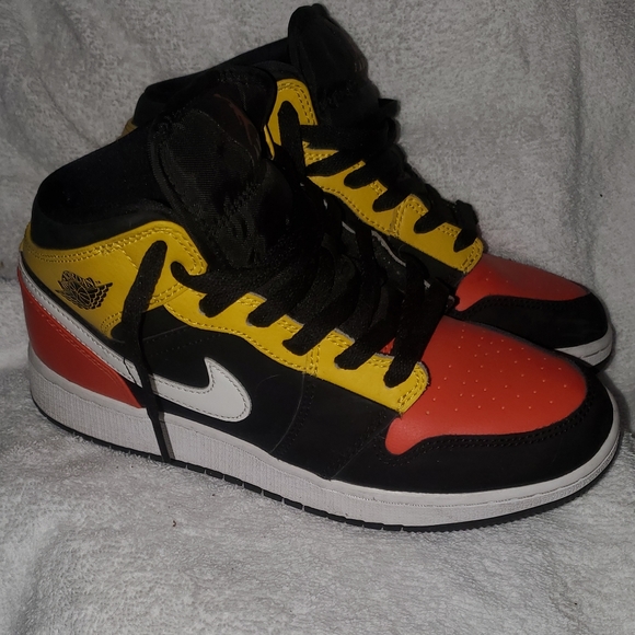 Jordan sz 5.5y fit 6/6.5 women